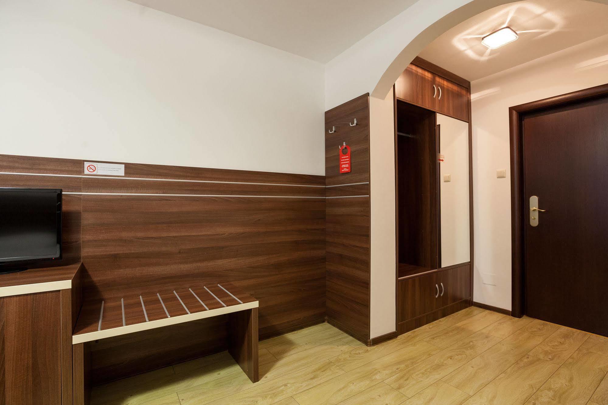 Hotel Nelisse 布加勒斯特 外观 照片